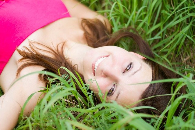 אישה שוכבת על דשא
